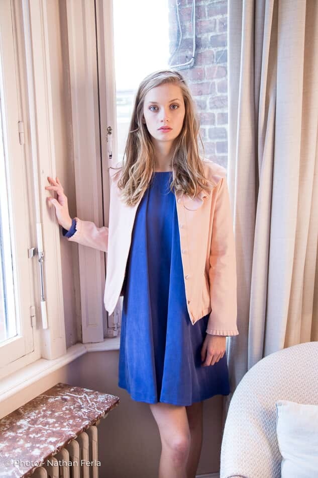 photo mode maison robe bleue veste corail main fenêtre